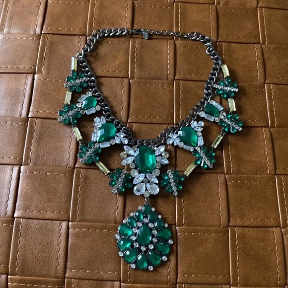 Green necklace deals zara